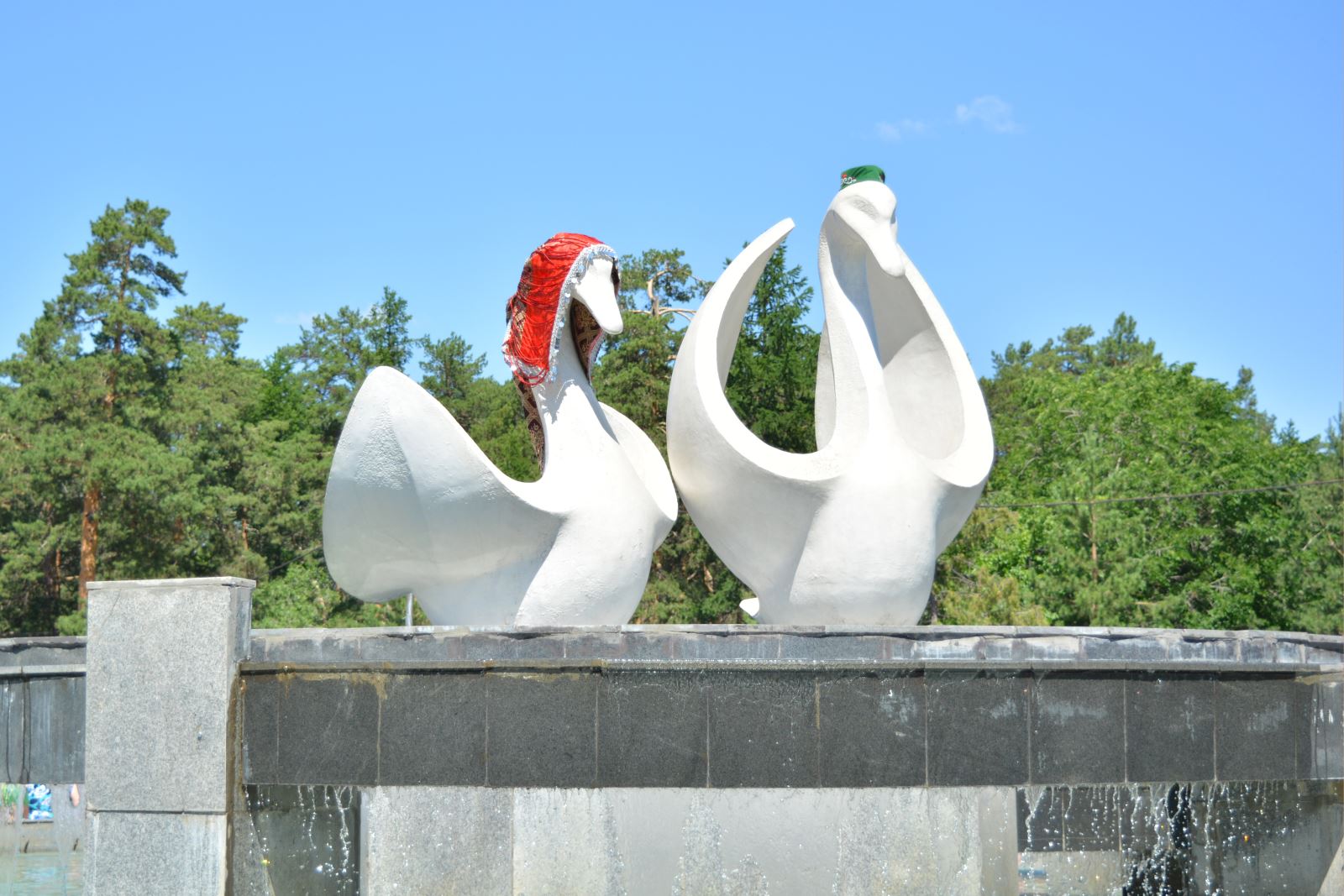 Зоопарк челябинск парк гагарина. Приморский парк им. ю.а. Гагарина. Парк Челябинская область. Парк им. ю. Фучика.