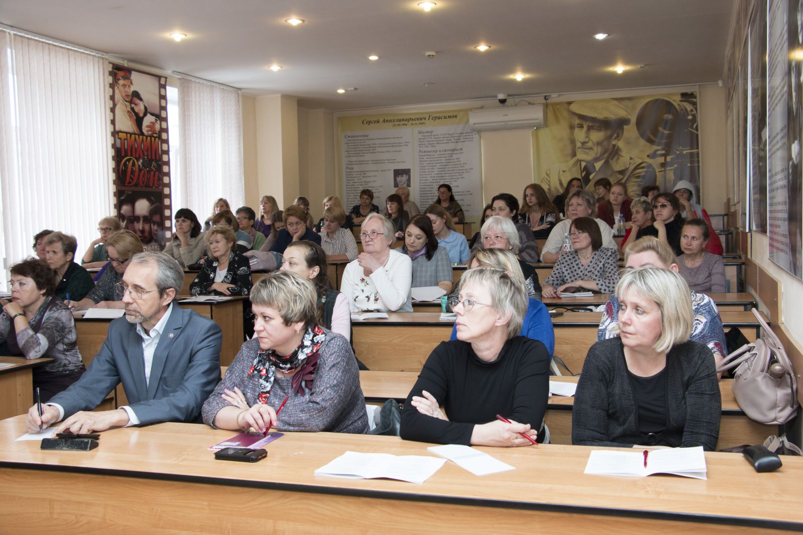 Специалист челябинск. ЧЕЛГУ Челябинск библиотека. Библиотека ЧЕЛГУ. Институт культуры Челябинск официальный сайт библиотека. Чтение на Евразийском перекрестке 2010 Челябинск.