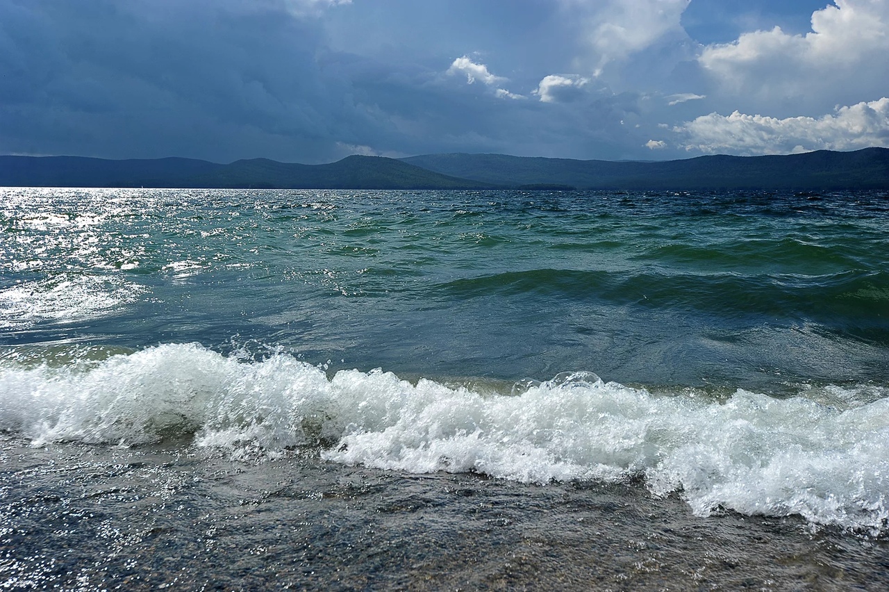 Погода в тургояке на 10 дней. Тургояк волны. Озеро Тургояк. Тургояк золотой пляж волны. Озеро Тургояк пляж.